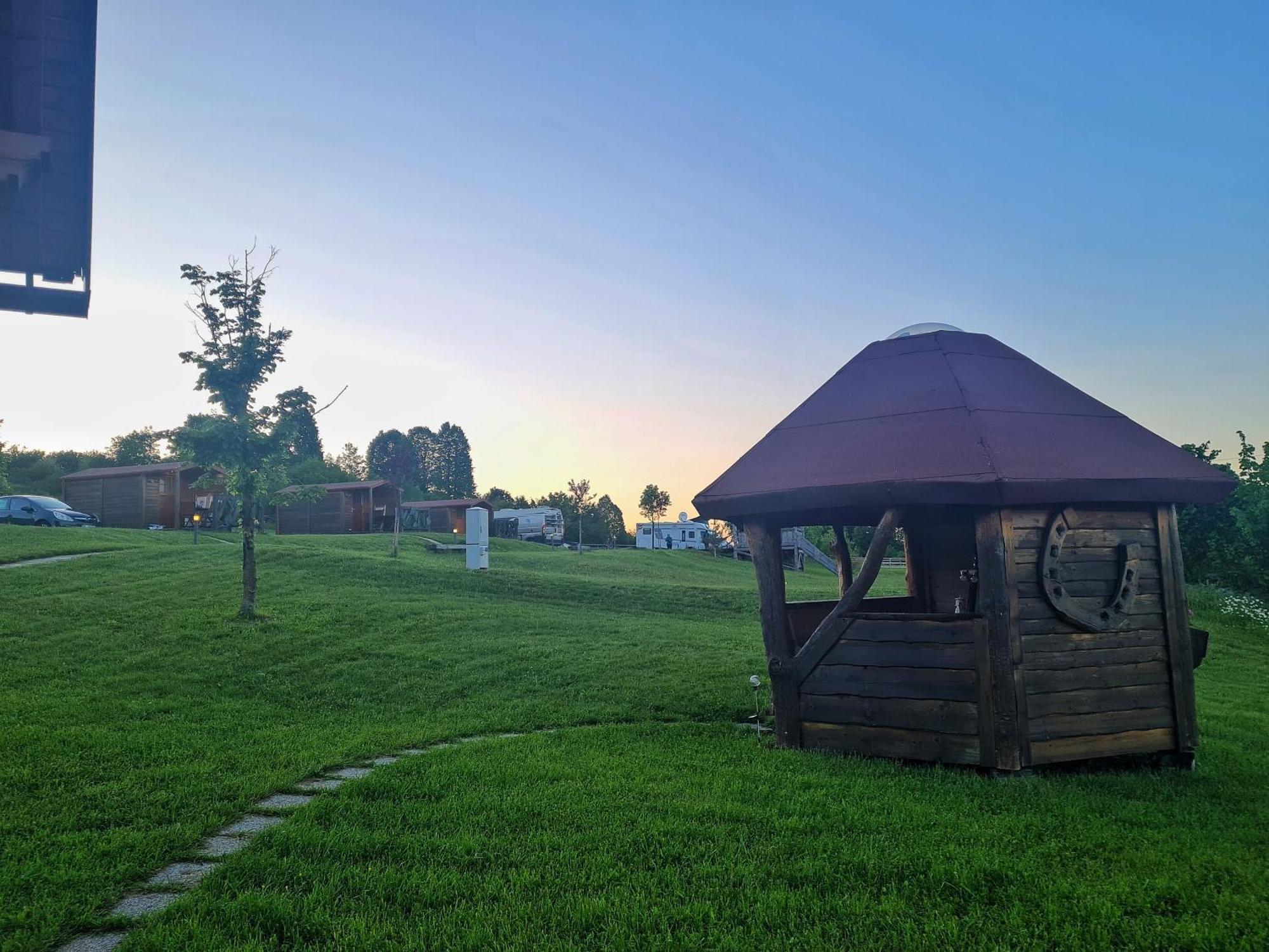 Camp The Sunrise Hill Hotel พิฟกา ภายนอก รูปภาพ