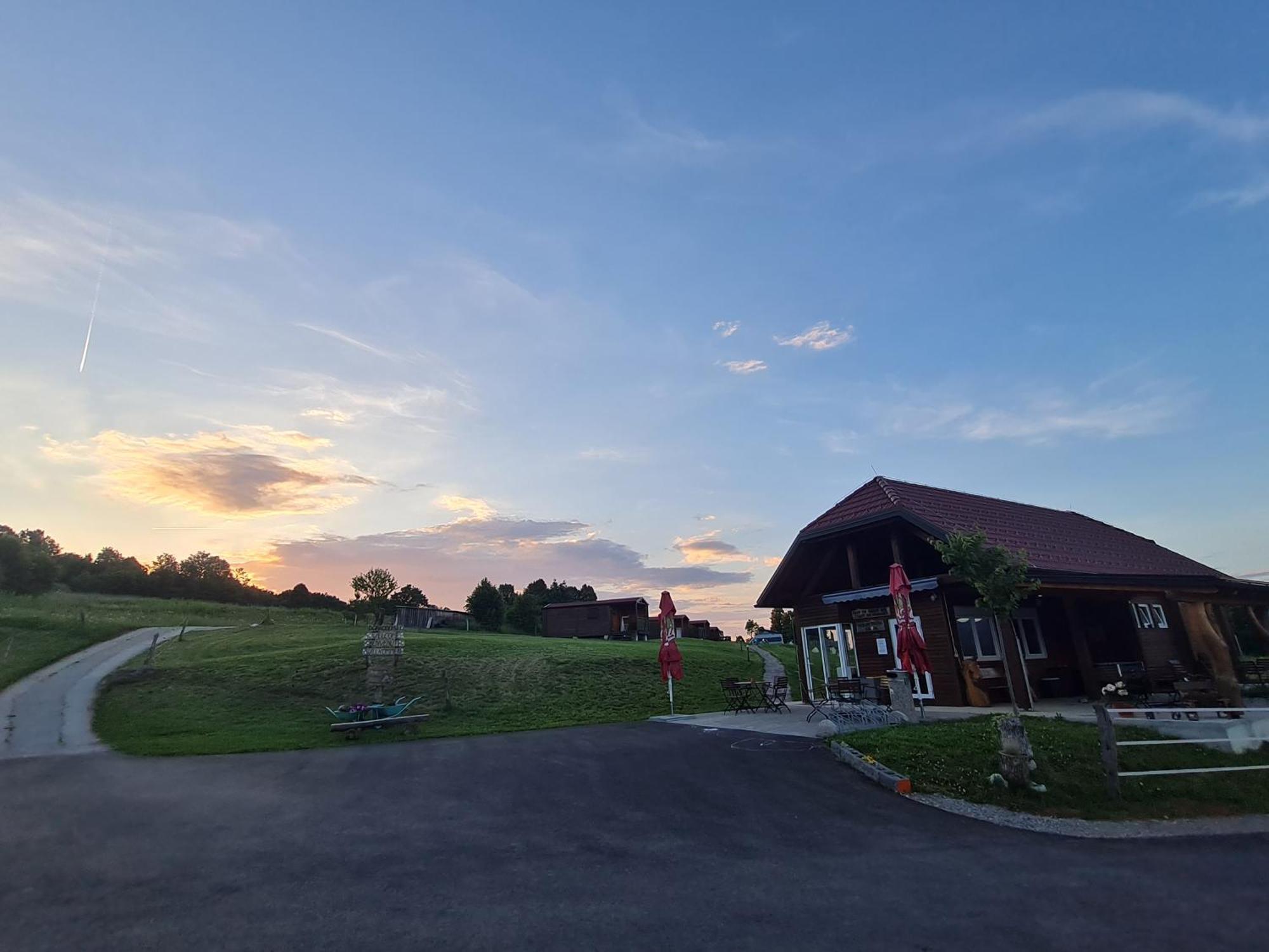 Camp The Sunrise Hill Hotel พิฟกา ภายนอก รูปภาพ
