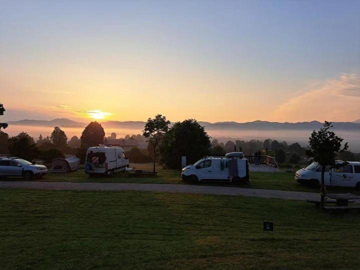 Camp The Sunrise Hill Hotel พิฟกา ภายนอก รูปภาพ